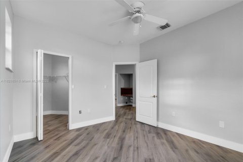 House in Miami, Florida 4 bedrooms, 230.49 sq.m. № 1797023 - photo 25
