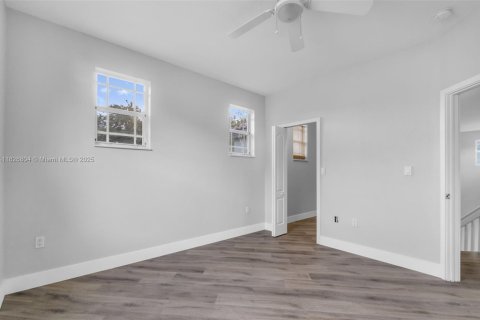 House in Miami, Florida 4 bedrooms, 230.49 sq.m. № 1797023 - photo 26