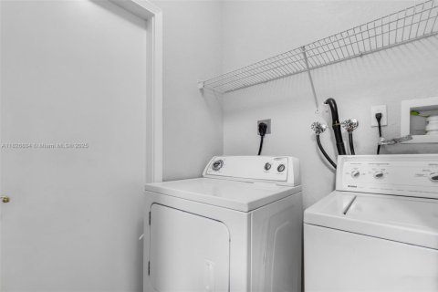 House in Miami, Florida 4 bedrooms, 230.49 sq.m. № 1797023 - photo 23