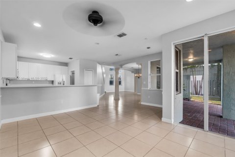 House in Miami, Florida 4 bedrooms, 230.49 sq.m. № 1797023 - photo 20