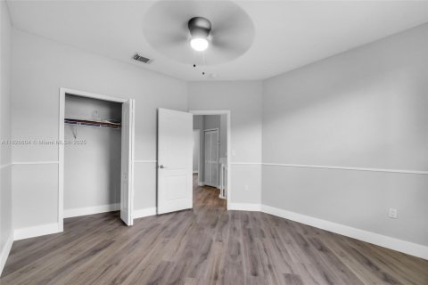 House in Miami, Florida 4 bedrooms, 230.49 sq.m. № 1797023 - photo 30