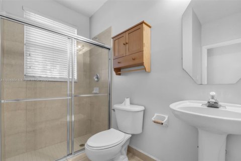 House in Miami, Florida 4 bedrooms, 230.49 sq.m. № 1797023 - photo 29