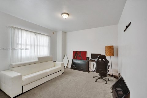 Condo in North Miami, Florida, 2 bedrooms  № 1938923 - photo 2