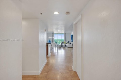 Condo in North Miami, Florida, 2 bedrooms  № 1938923 - photo 7