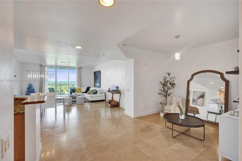 Condo in North Miami, Florida, 2 bedrooms  № 1938923 - photo 14
