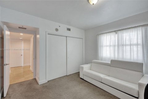 Condo in North Miami, Florida, 2 bedrooms  № 1938923 - photo 8