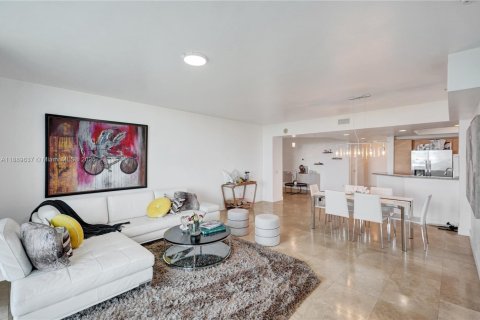 Condo in North Miami, Florida, 2 bedrooms  № 1938923 - photo 25