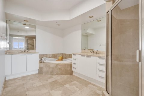 Condo in North Miami, Florida, 2 bedrooms  № 1938923 - photo 4