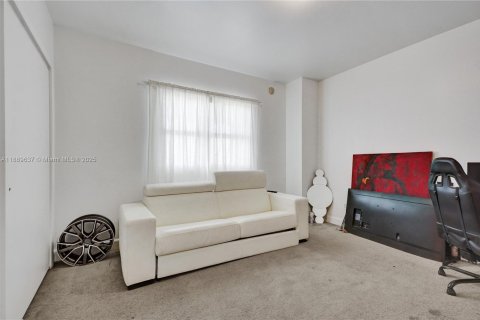 Condo in North Miami, Florida, 2 bedrooms  № 1938923 - photo 9
