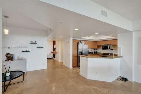 Condo in North Miami, Florida, 2 bedrooms  № 1938923 - photo 18