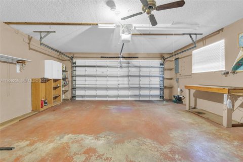 House in Miami, Florida 3 bedrooms, 164.9 sq.m. № 1989364 - photo 22