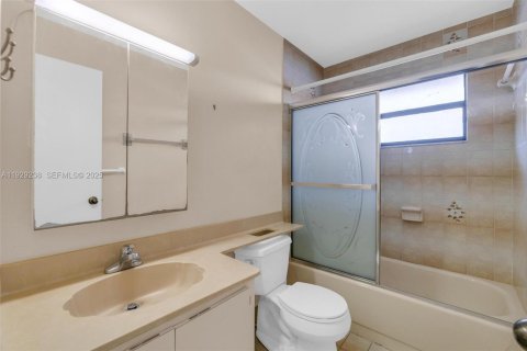 House in Miami, Florida 3 bedrooms, 164.9 sq.m. № 1989364 - photo 15