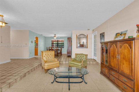 House in Miami, Florida 3 bedrooms, 164.9 sq.m. № 1989364 - photo 4