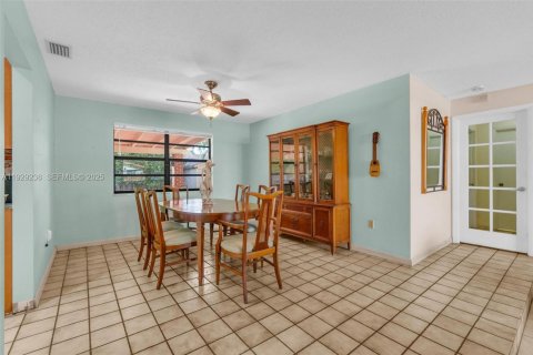 House in Miami, Florida 3 bedrooms, 164.9 sq.m. № 1989364 - photo 6