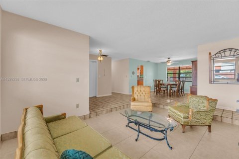 House in Miami, Florida 3 bedrooms, 164.9 sq.m. № 1989364 - photo 5