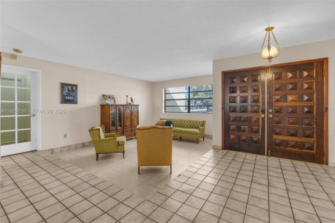 House in Miami, Florida 3 bedrooms, 164.9 sq.m. № 1989364 - photo 2