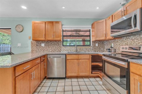 House in Miami, Florida 3 bedrooms, 164.9 sq.m. № 1989364 - photo 8