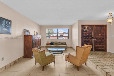 House in Miami, Florida 3 bedrooms, 164.9 sq.m. № 1989364 - photo 3