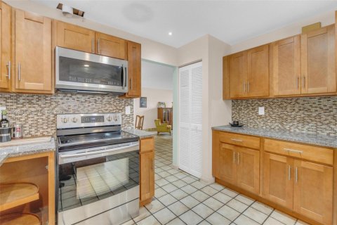 House in Miami, Florida 3 bedrooms, 164.9 sq.m. № 1989364 - photo 9