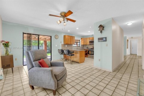 House in Miami, Florida 3 bedrooms, 164.9 sq.m. № 1989364 - photo 13