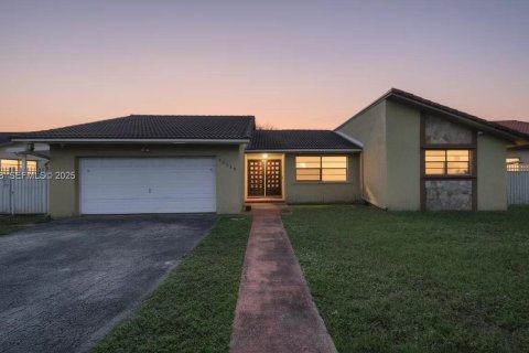 House in Miami, Florida 3 bedrooms, 164.9 sq.m. № 1989364 - photo 1