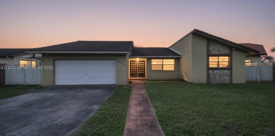 House in Miami, Florida 3 bedrooms, 164.9 sq.m. № 1989364