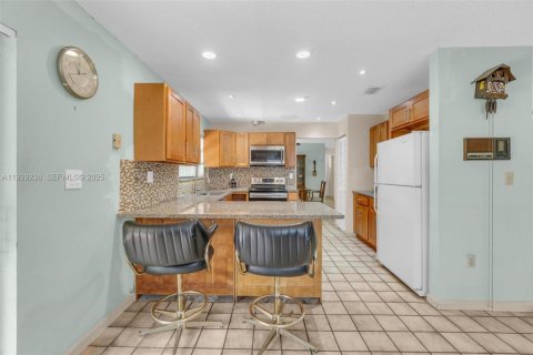 House in Miami, Florida 3 bedrooms, 164.9 sq.m. № 1989364 - photo 10