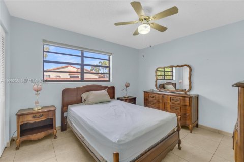 House in Miami, Florida 3 bedrooms, 164.9 sq.m. № 1989364 - photo 14