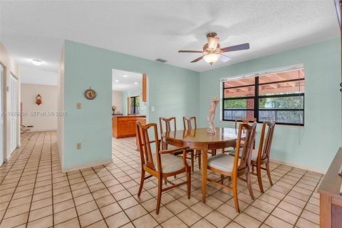 House in Miami, Florida 3 bedrooms, 164.9 sq.m. № 1989364 - photo 7