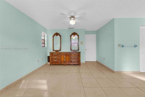 House in Miami, Florida 3 bedrooms, 164.9 sq.m. № 1989364 - photo 17