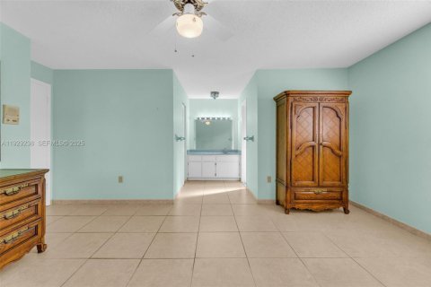 House in Miami, Florida 3 bedrooms, 164.9 sq.m. № 1989364 - photo 18