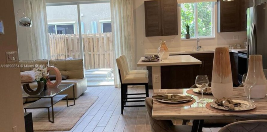 Townhouse in Homestead, Florida 4 bedrooms, 127.65 sq.m. № 1944350