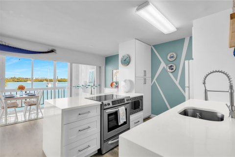 Condo in Marathon, Florida, 2 bedrooms  № 1367254 - photo 9