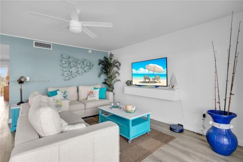 Condo in Marathon, Florida, 2 bedrooms  № 1367254 - photo 14