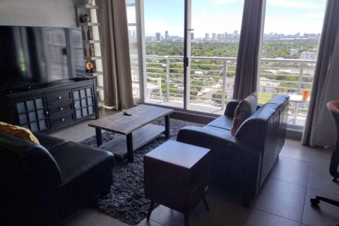 Condo in Hollywood, Florida, 2 bedrooms  № 1186931 - photo 1