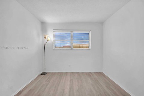 Condo in Lauderhill, Florida, 2 bedrooms  № 1992908 - photo 17