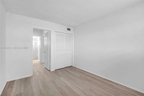 Condo in Lauderhill, Florida, 2 bedrooms  № 1992908 - photo 18