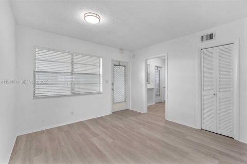 Condo in Lauderhill, Florida, 2 bedrooms  № 1992908 - photo 5