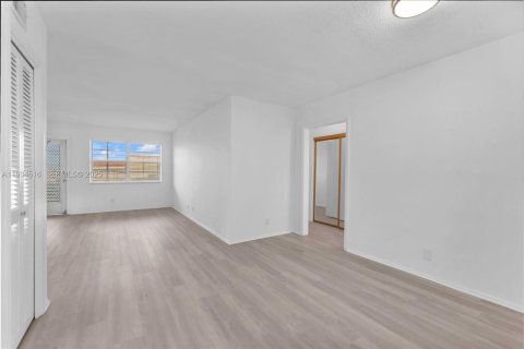 Condo in Lauderhill, Florida, 2 bedrooms  № 1992908 - photo 3