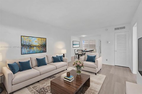 Condo in Lauderhill, Florida, 2 bedrooms  № 1992908 - photo 1