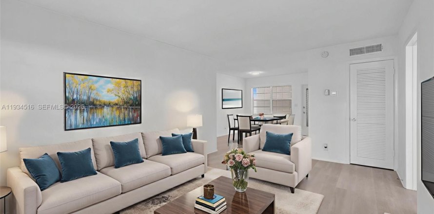 Condo in Lauderhill, Florida, 2 bedrooms  № 1992908