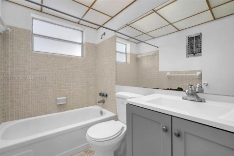 Condo in Lauderhill, Florida, 2 bedrooms  № 1992908 - photo 27