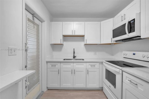 Condo in Lauderhill, Florida, 2 bedrooms  № 1992908 - photo 8