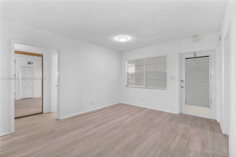 Condo in Lauderhill, Florida, 2 bedrooms  № 1992908 - photo 6