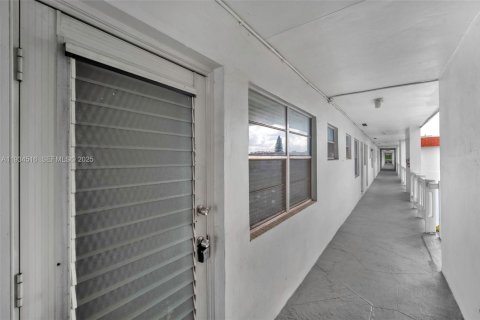 Condo in Lauderhill, Florida, 2 bedrooms  № 1992908 - photo 30