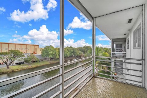 Condo in Lauderhill, Florida, 2 bedrooms  № 1992908 - photo 24