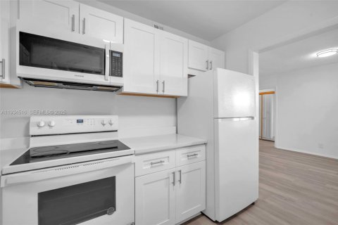 Condo in Lauderhill, Florida, 2 bedrooms  № 1992908 - photo 10