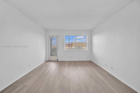 Condo in Lauderhill, Florida, 2 bedrooms  № 1992908 - photo 11