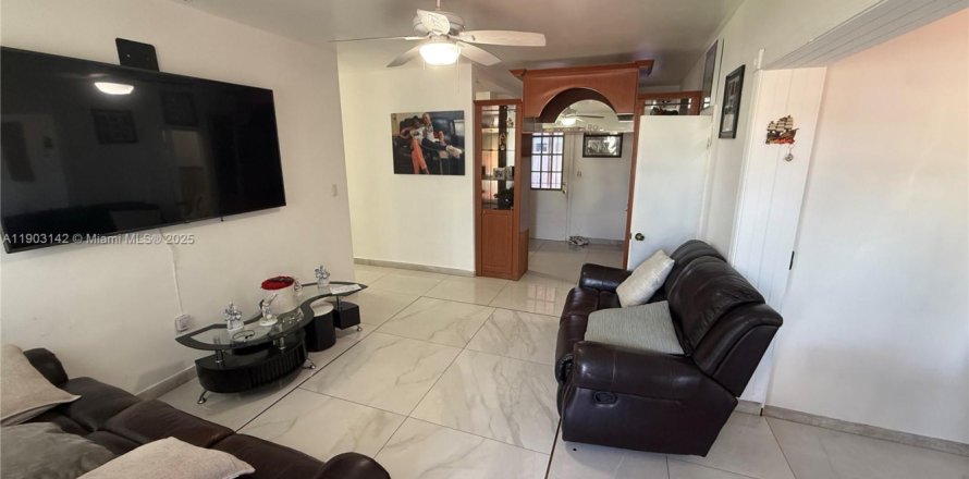 Villa ou maison à Miami Gardens, Floride 3 chambres, 88.26 m2 № 1955623