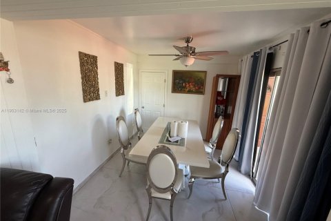 Villa ou maison à vendre à Miami Gardens, Floride: 3 chambres, 88.26 m2 № 1955623 - photo 2